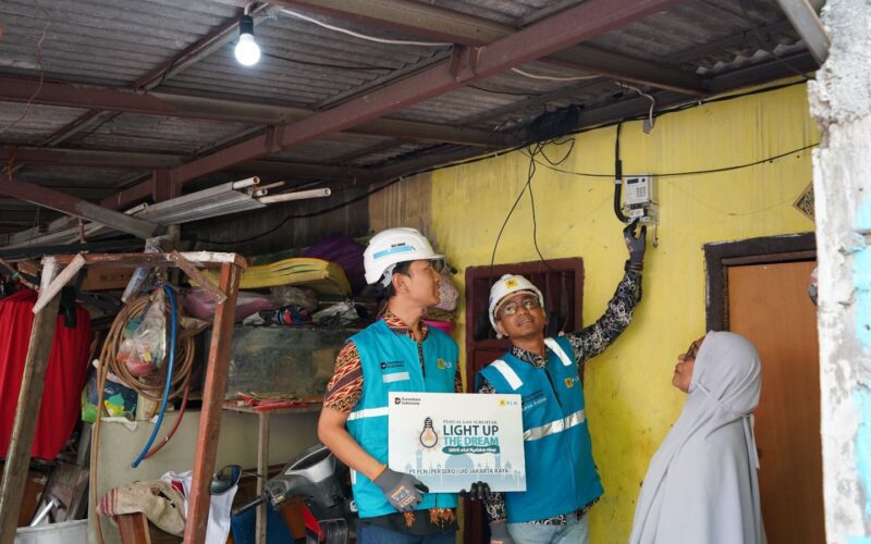 PLN Bawa Terang Baru untuk Ibu Upik di Kramat Jati Lewat Light Up The Dream