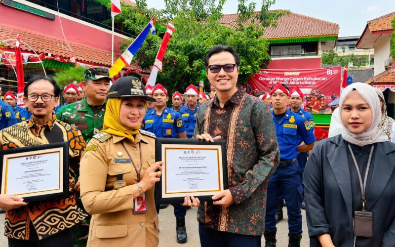 Wali Kota Jakarta Barat Berikan Penghargaan kepada PLN atas Kontribusi Pencegahan Kebakaran