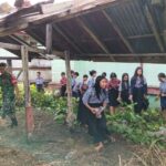Cegah Wabah Penyakit, Babinsa Batang Lupar Ajak Siswa SMPN 01 Bersihkan Lingkungan Sekolah