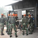 Yon Parako 466 Pasgat Salurkan Air Siap Minum Menggunakan Truk Water Treatment