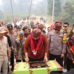 Kapolres Ketapang Hadiri Peresmian Jembatan Gantung Dusun Lipat Gunting