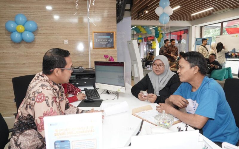 Hari Pelanggan Nasional, PLN Sapa Pelanggan dan Beri Kejutan di Cempaka Putih