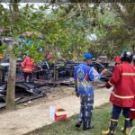 Dua Rumah Dinas Guru SDN 003 di Desa Antutan Dilahap Si Jago Merah