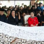 Tangis Megawati di Pemakaman Guruh Sukarnoputra