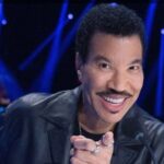 Lionel Richie Muncul Perdana di Publik Usai Dirawat, Tersenyum dan Acungkan Jempol