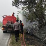 Bersama BPBD, Personel Brimob Polda Kalbar Bergerak Cepat Padamkan Kebakaran di Desa Kunyai