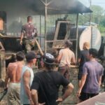 Mesin Tower Indosat di Embaloh Hilir Terbakar, Polisi Bersama Warga dan TNI Lakukan Pemadaman