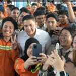 Dikerubuti Karyawan IWIP untuk Foto, Seskab Teddy Nyaris Tertinggal Rombongan Presiden