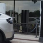 Tesla Kini Izinkan Mobil Melaju Saat Masih Ngecas, tapi Risikonya Bisa Rusak Supercharger