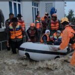 Tim SAR Evakuasi Lebih dari 50 Warga Terjebak Banjir di Padang