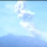 Gunung Ibu Meletus, Abu Vulkanik Membubung 800 Meter