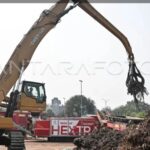 DKI Pasang Saringan Sampah di 11 Sungai, Cegah Sampah Masuk Lebih Jauh ke Kota