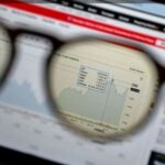 Perdagangan Selasa, Rupiah dan IHSG Melemah di Tengah Gejolak Timur Tengah, Harga Minyak Brent Tembus 106 Dolar AS